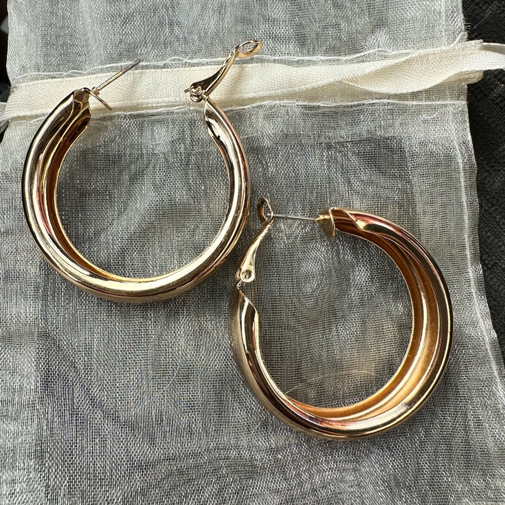 Gold hoop earrings - Picture 2 of 2